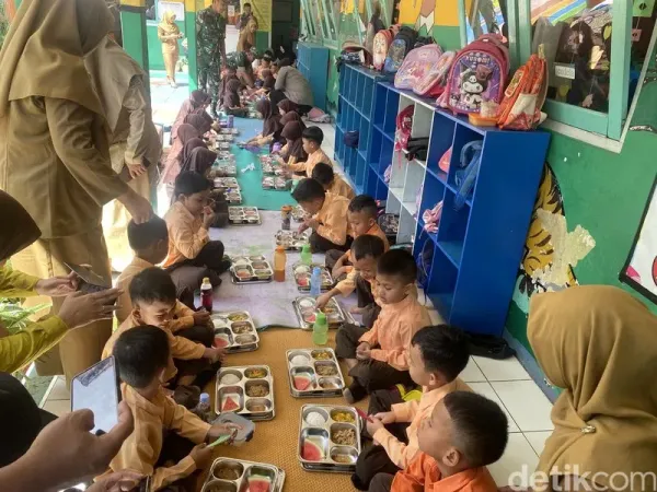 Siswa SDN 1 Sigaluh, Banjarnegara menikmati menu makan bergizi gratis, Senin (6/1/2025).