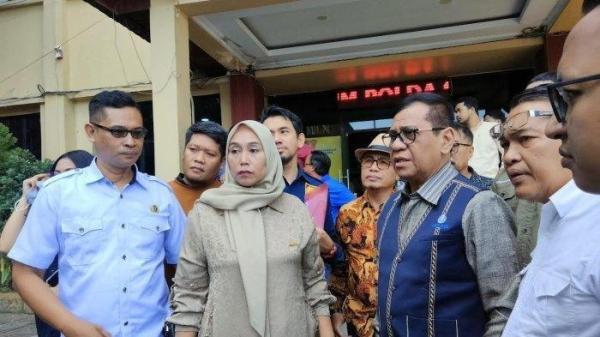 Istri pengacara Rudi S Gani, Hj Maryam (45) mendatangi Direktorat Reserse Kriminal Umum (Ditkrimum) Polda Sulsel, Senin (6/1/2025) siang.