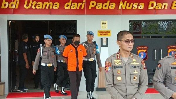 Brigadir Anton Kurniawan Setyanto alias Brigadir AK saat digiring aparat ke lokasi konferensi pers di Polda Kalteng, Palangkaraya, Senin (16/12/2024).