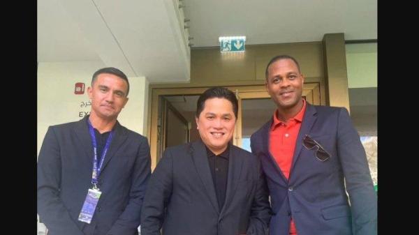 Beredar luas foto ketua umum PSSI, Erick Thohir bersama mantan pemain Barcelona Patrick Kluivert. Foto itu beredar luas setelah pengumuman Shin Tae-yong tidak lagi menjabat sebagai pelatih timnas. Ini memperkuat spekulasi yang beredar yang menyebutkan Patrick Kluivert semakin dekat untuk menjadi pengganti Shin Tae-yong.