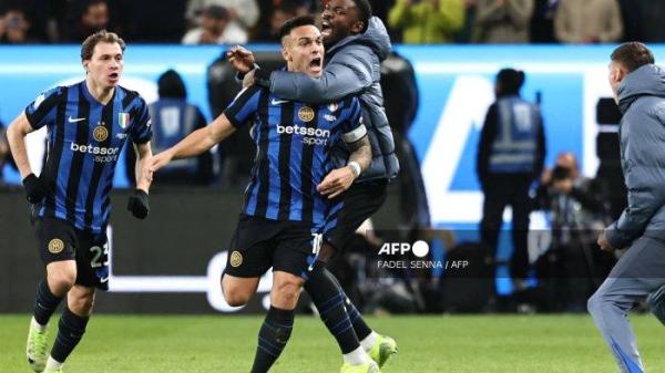 Penyerang Inter Milan Lautaro Martinez mencetak gol di final Supercoppa Italiana