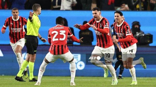 Bek AC Milan asal Prancis bernomor punggung 19 Theo Hernandez merayakan gol bersama bek AC Milan asal Inggris bernomor punggung 23 Fikayo Tomori setelah mencetak gol pertama bagi timnya dalam pertandingan final Piala Super Italia antara Inter Milan dan AC Milan di Taman Al-Awwal di Riyadh pada tanggal 6 Januari 2025. (Foto oleh FADEL SENNA/AFP)