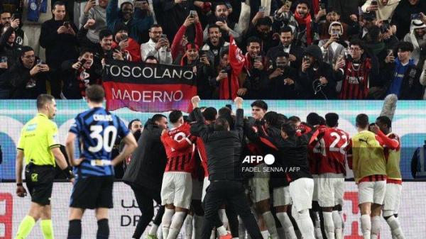 Para pemain AC Milan merayakan gol ketiga mereka selama pertandingan final Piala Super Italia antara Inter Milan dan AC Milan di Taman Al-Awwal di Riyadh pada 6 Januari 2025. (Foto oleh FADEL SENNA / AFP)