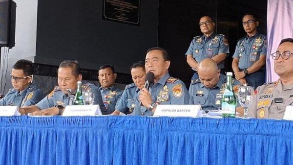 Pangkoarmada RI Laksamana Madya TNI Denih Hendrata bersama pejabat utama TNI AL dan Kapolda Banten saat konferensi pers di Mako Koarmada RI Jakarta Pusat pada Senin (6/1/2025) terkait kasus penembakan bos rental mobil di KM 45 Rest Area Tol Merak - Tangerang pada 2 Januari 2025.