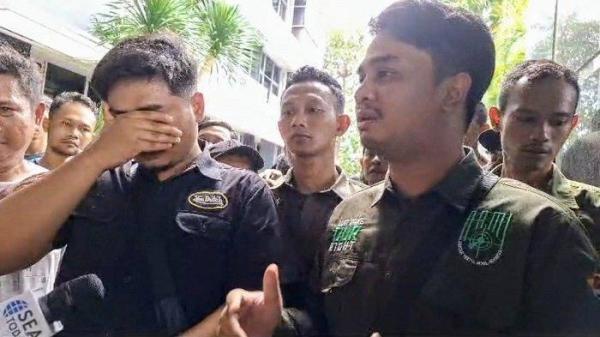 Agam Muhammad Nasrudin (26) dan  Rizki Agam Saputra (24) anak dari bos rental yang tewas ditembak oleh oknum TNI AL, Ilyas Abdurahman, saat mendatangi Mako Koarmada RI di Jakarta Pusat pada Senin (6/1/2025).