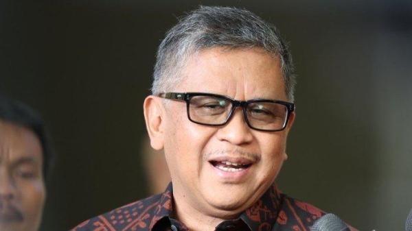 Sekjen PDIP Hasto Kristiyanto baru sekarang ditetapkan sebagai tersangka dalam kasus Harun Masiku meski perkara itu sudah berjalan sejak 2020. Penyidik KPK sudah mengusulkan dia jadi tersangka di 2020 tapi usulan itu kandas di tangan Firli Bahuri, ketua KPK saat itu.