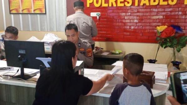 Kencing bercabang 5, bocah 6 tahun melaporkan diri ke polisi bersama sang ibu.