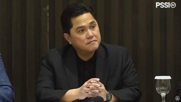 Ketua Umum PSSI, Erick Thohir saat memberikan keterangan terkait pemecatan Shin Tae-yong dari kursi pelatih Timnas Indonesia, Senin (6/1/2025). (YouTube / PSSI TV)