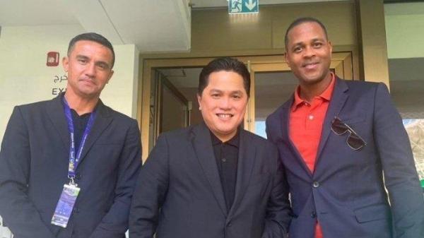 Ketum PSSI Erick Thohir (tengah) bersama legenda sepak bola Belanda Patrick Kluivert (kanan) yang dikabarkan menjadi calon pengganti Pelatih Timnas Indonesia Shin Tae-yong. (Warta Kota)