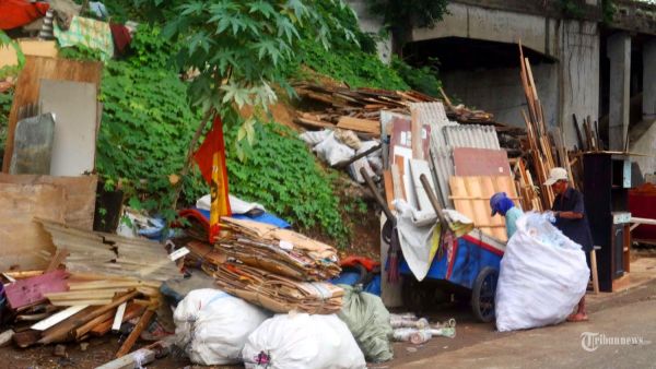 Sejumlah warga memilah barang bekas dirumahnya di Bantaran Kali Ciliwung kawasan Manggarai, Jakarta, Kamis (23/5/2024). Pemerintah menargetkan angka kemiskinan ekstrem di Indonesia menjadi 0 persen pada tahun 2024, setelah mengalami penurunan kisaran satu persen pada tahun 2023. (Warta Kota/Yulianto)