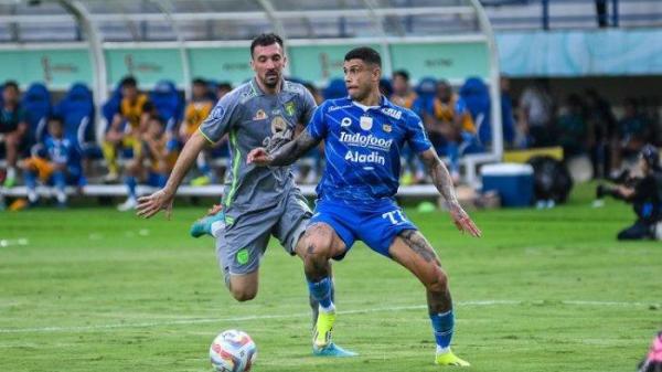 Ciro Alves berduel dengan Duran Stevanovic dalam pertandingan pekan ke-32 Liga 1 2023-2024 antara Persib Bandung vs Persebaya Surabaya, Sabtu (20/4/2024) di Stadion Si Jalak Harupat, Soreang, Kabupaten Bandung.