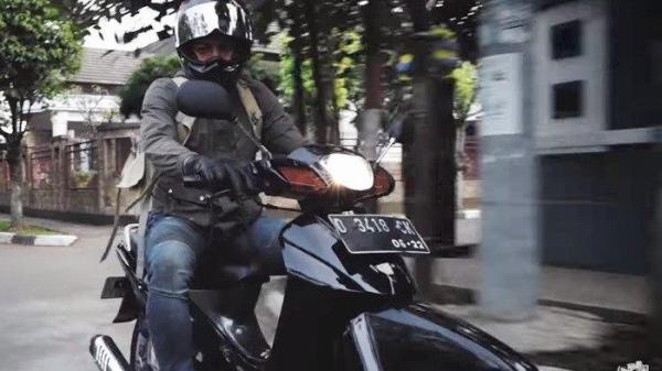 Helm Ariel Noah naik motor Suzuki Shogun bikin pangling.