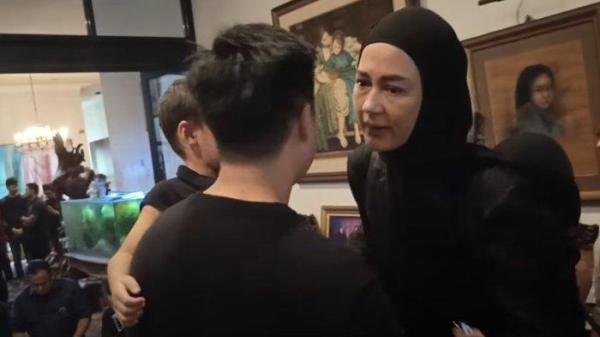 Paula Verhoeven datang melayat dan beri pelukan ke Baim Wong usai sang ayah, Johnny Wong meninggal.