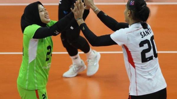 Pevoli Indonesia, Junaida Santi ketika melakukan selebrasi dengan rekan setimnya di AVC Challenge Cup 2024.