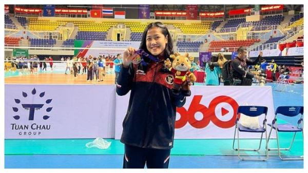 Ratri Wulandari saat menunjukkan medali perunggu yang diperoleh saat membantu Timnas voli putri Indonesia berlaga di SEA Games 2021 Vietnam beberapa waktu lalu.