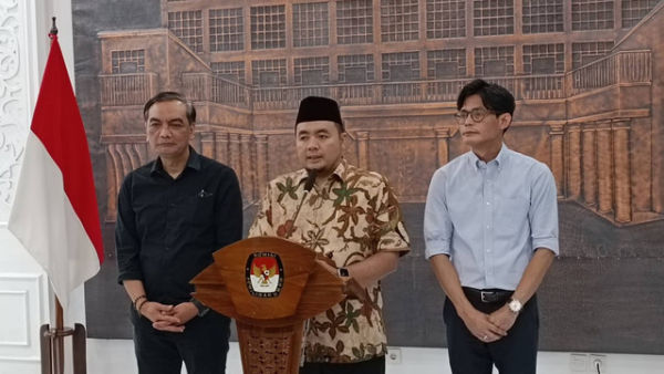 Ketua KPU Mochammad Afifuddin (tengah) bersama Komisioner KPU August Mellasz dan Yulianto Sudrajat usai Forum Koordinasi KPU bersama Pemimpin Redaksi di Gedung KPU RI, Jakarta, Jumat (20/9/2024).  Foto: Fadlan Nuril Fahmi/kumparan