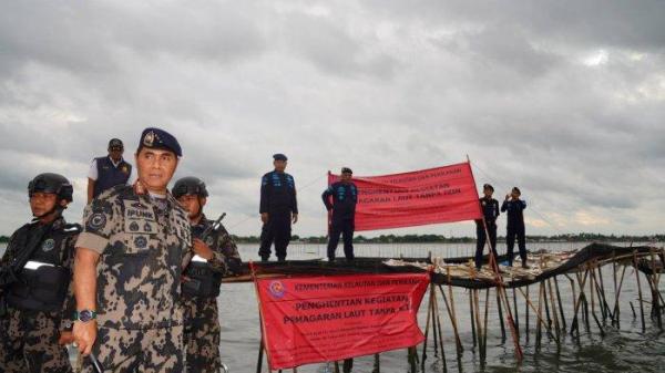 Direktorat Jenderal Pengawas Sumber Daya Kelautan dan Perikanan (PSDKP) Kementrian Kelautan dan Perikanan (KKP) telah menyegel pagar laut misterius sepanjang 30 kilometer yang membentang di perairan Tangerang.