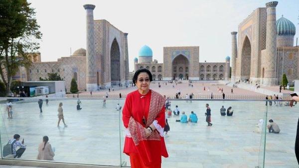 Presiden kelima RI Megawati Soekarnoputri berkunjung ke Registan Square yang merupakan salah satu situs bersejarah di Samarkand, Uzbekistan pada Jumat (20/9/2024) waktu setempat.