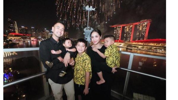 Lily yang kini menjadi anak bontot Raffi Ahmad dan Nagita Slavina terlihat dekat dengan dua kakaknya, Rafathar dan Rayyanza.