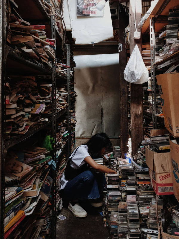 Jejak Nostalgia di Pasar Buku Bekas Alun-Alun Lor Surakarta (2)