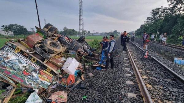 Truk ekspedisi tertabrak Kereta Api Sancaka (101F) sekitar pukul 00.46 WIB di petak jalan Sragen-Masaran KM 240 + 7, Jumat (10/1/2025) dini hari.