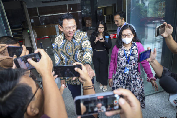 Mantan Komisaris Utama Pertamina Basuki Tjahaja Purnama (Ahok) usai menjalani pemeriksaan KPK, Kamis (9/1/2025). Foto: Iqbal Firdaus/kumparan