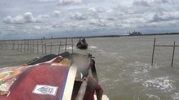 Pagar bambu misterius yang terpasang laut Kabupaten Tangerang, Banten sepanjang 30,16 km. Pagar itu dipasang oleh warga atas perintah pihak yang belum diketahui dari pihak mana.(Tangkap layar video Ombudsman RI)