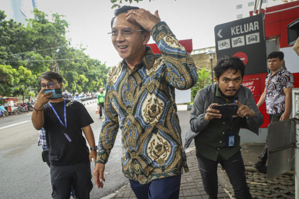 Mantan Komisaris Utama Pertamina Basuki Tjahaja Purnama (Ahok) berjalan keluar usai menjalani panggilan KPK di Gedung Merah Putih KPK, Jakarta, Kamis (9/1/2025). Foto: Iqbal Firdaus/kumparan