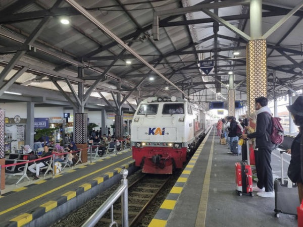 Antisipasi kemacetan di sekitar Stasiun Tugu Yogyakarta pada malam tahun baru, KAI Daop 6 Yogya akan melakukan rekayasa pola operasi 32 kereta api (KA). Foto: Dok. KAI Daop 6