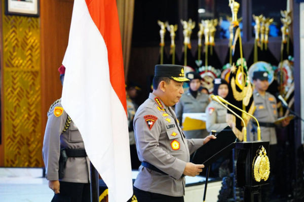 Kapolri Jenderal Listyo Sigit Prabowo memimpin sertijab Kapolda Sumbar di Ruang Rupatama Polri, Rabu (1/1). Foto: Dok. Istimewa