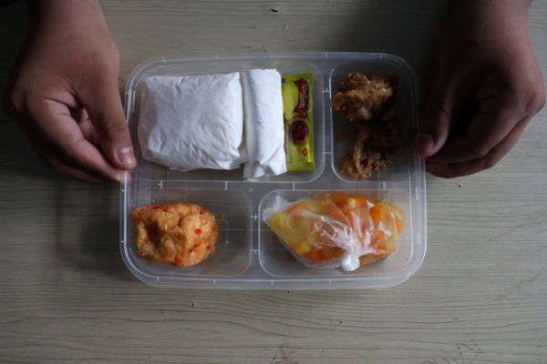 Siswa memperlihatkan menu makanan yang dibagikan saat peluncuran makan bergizi gratis (MBG) di SMP Negeri 1 Makassar, Sulawesi Selatan, Senin (6/1/2025). Foto: Arnas Padda/ANTARA FOTO