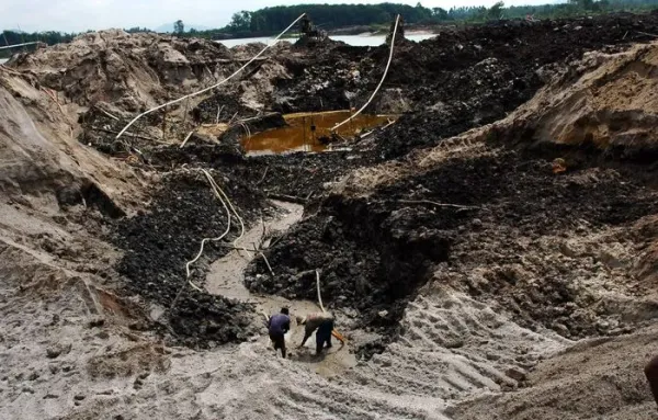 Penambangan timah ilegal di Bangka Belitung (Babel) Indonesia sudah berlangsung puluhan tahun. Kegiatan terlarang ini belum bisa diatasi padahal merusak lingkungan. Praktik pertambangan timah ilegal di provinsi Bangka Belitung (Babel) sangat marak. Tak hanya di darat, penambangan ilegal juga terjadi di laut, dan jumlahnya sangat banyak. Mereka menggunakan alat-alat dan kapal ala kadarnya. Istimewa/Dok PT Timah.