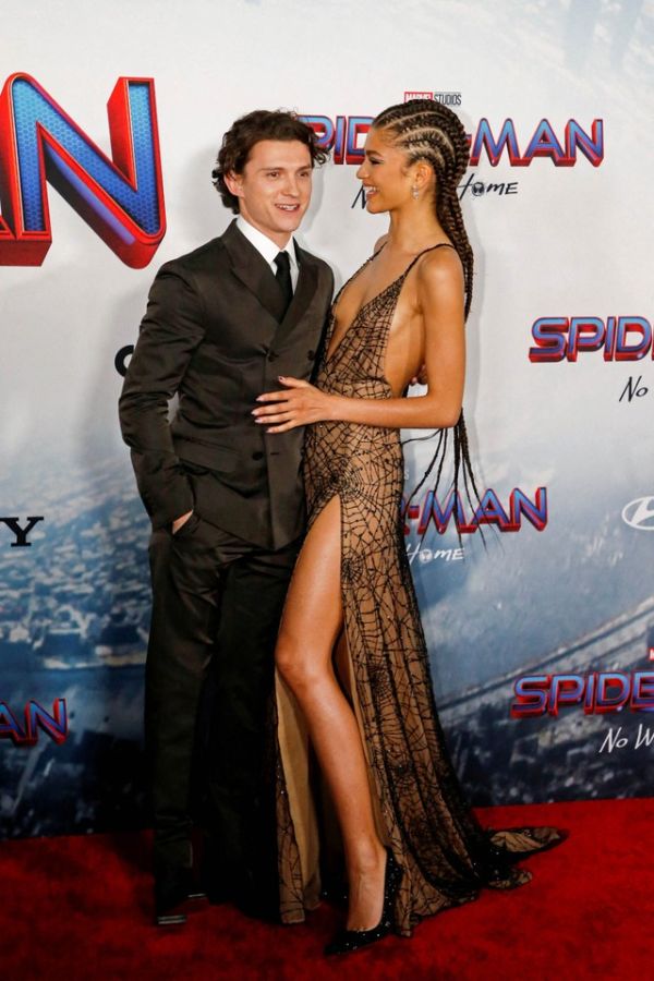 Tom Holland dan Zendaya menghadiri pemutaran perdana film Spider-Man: No Way Home di Los Angeles, California, 13 Desember 2021. Foto: REUTERS/Mario Anzuoni