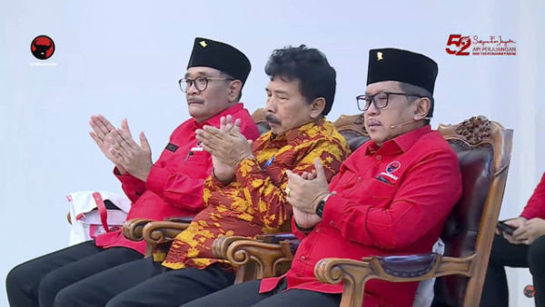 Sekertaris Jenderal PDIP Hasto Kristiyanto (kanan) bersama pengurus DPP PDIP Djarot Saiful Hidayat bertepuk tangan saat perayaan HUT ke 52 PDIP di Lenteng Agung, Jakarta, Jumat (10/1/2025). Foto: Youtube/PDI Perjuangan