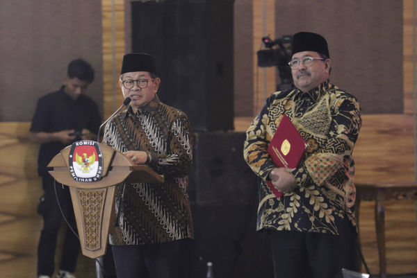 Gubernur Jakarta Pramono Anung bersama Wakil Gubernur Jakarta Rano Karno menyampaikan pidato saat penetapan Gubernur dan Wakil Gubernur Jakarta periode 2025-2030 di Jakarta, Kamis (9/1/2025). Foto: Jamal Ramadhan/kumparan