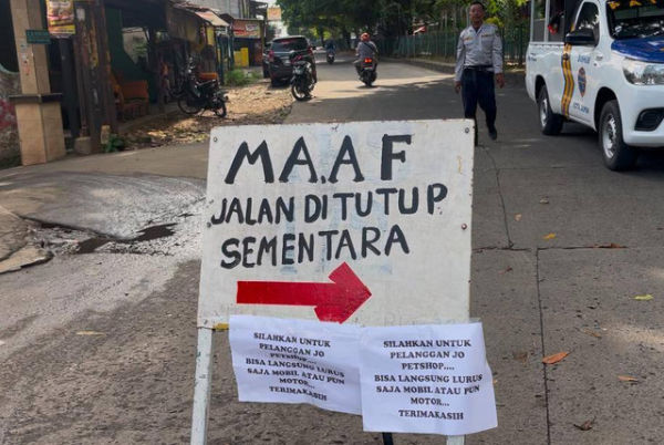 Plang "jalan ditutup" di lokasi tenda acara pernikahan di kawasan Pasar Agung, Sukmajaya, Kota Depok, Jumat (10/1/2025). Foto: Dok. kumparan