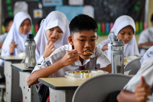 Siswa menyantap makanan bergizi gratis saat pelaksanaan Program Makan Bergizi Gratis (MBG) di SD Negeri 25 Palembang, Sumatera Selatan, Senin (6/1/2025). Foto: Nova Wahyudi/ANTARA FOTO