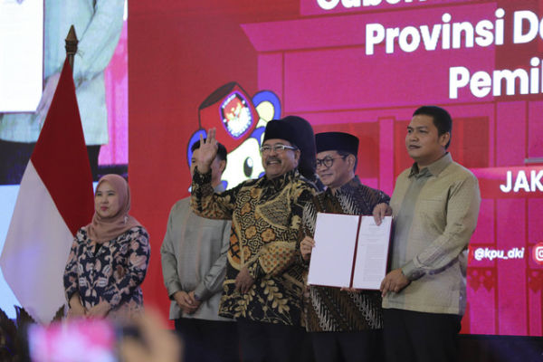 Gubernur Jakarta Pramono Anung bersama Wakil Gubernur Jakarta Rano Karno dan Ketua KPU Jakarta Wahyu Dinata saat penetapan Gubernur dan Wakil Gubernur Jakarta periode 2025-2030 di Jakarta, Kamis (9/1/2025). Foto: Jamal Ramadhan/kumparan