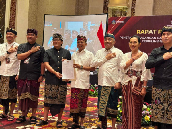 Wayan Koster dan Giri Prasta ditetapkan sebagai Gubernur dan Wakil Gubernur Bali terpilih periode 2025-2030 oleh KPU Bali di Hotel Trans, Bali Kamis (9/11). Foto: Denita BR Matondang/kumparan