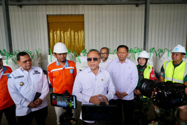 Menko Pangan Zulkifli Hasan memberi keterangan pers usai mengecek pabrik garam PT Ainul Hayat Sejahtera di Serang, Banten, Jumat (10/1). Foto: Dok. Kemenko Pangan