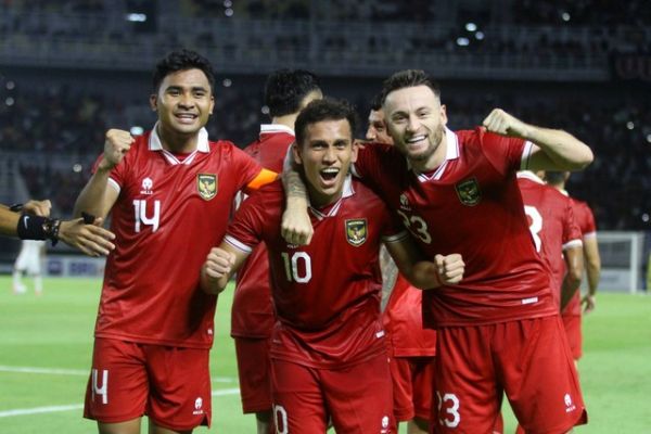 Pemain Timnas Indonesia Egy Maulana Vikri (tengah) berselebrasi bersama Asnawi Mangkualam Bahar dan Marc Anthony Klok usai membobol gawang Timnas Turkmenistan saat FIFA Matchday di Stadion Gelora Bung Tomo, Surabaya, Jawa Timur, Jumat (8/9/2023). Foto: Moch Asim/ANTARA FOTO