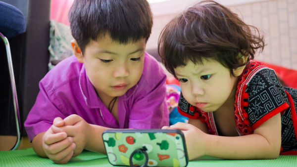 Ilustrasi anak memakai gadget. Foto: Shutter Stock