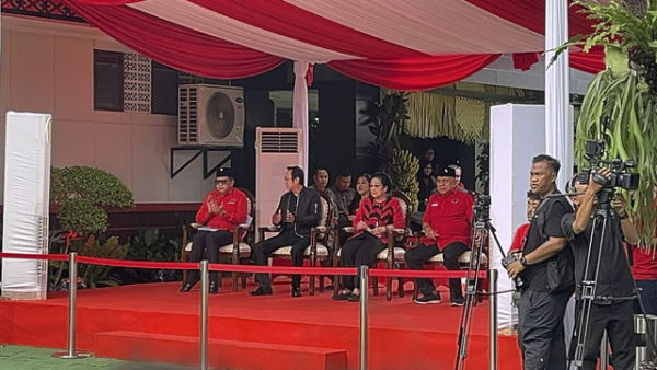 Ketua Umum PDIP Megawati Sukarnoputri (kedua kanan) bersama Sekertaris Jenderal Hasto Kristiyanto (kiri) saat perayaan HUT ke 52 PDIP di Lenteng Agung, Jakarta Selatan, Jumat (10/1/2025). Foto: Haya Syahira/kumparan