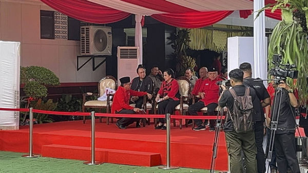 Ketua Umum PDIP Megawati Sukarnoputri berbincang dengan Sekertaris Jenderal Hasto Kristiyanto (kiri) saat perayaan HUT ke 52 PDIP di Lenteng Agung, Jakarta Selatan, Jumat (10/1/2025). Foto: Haya Syahira/kumparan