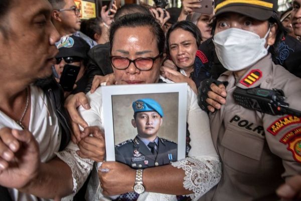 Ibu Brigadir Yosua, Rosti Simanjuntak usai mendengarkan vonis Majelis Hakim dalam persidangan kasus pembunuhan berencana terhadap putranya dengan terdakwa Ferdy Sambo di Pengadilan Negeri Jakarta Selatan, Jakarta, Senin (13/2/2023). Foto: Aprilio Akbar/ANTARA FOTO