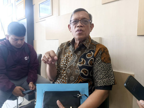 Ketua Umum Yayasan Bina Administrasi (YBA) Uce Karna Suganda, ditemui di Kantor LLDikti Wilayah IV, Selasa (7/1/2025). Foto: Robby Bouceu/kumparan