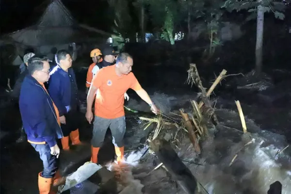 dini-hari-langsung-terjun-meninjau-sungai.jpg