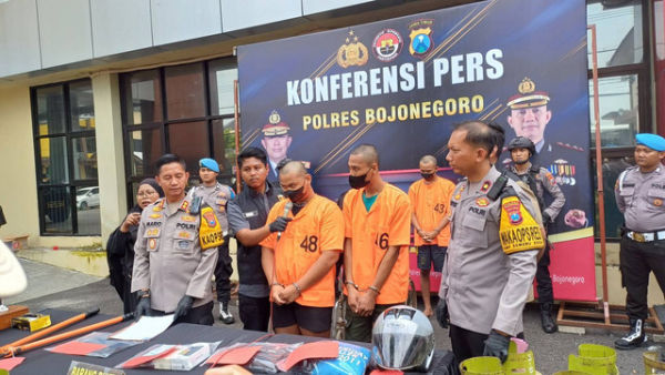 Kapolres Bojonegoro AKBP Mario Prahatinto saat menggelar konferensi pers di hadapan sejumlah awak media di Mapolres Bojonegoro. Jumat (10/01/2025). (Aset: Imam Nurcahyo/BeritaBojonegoro)