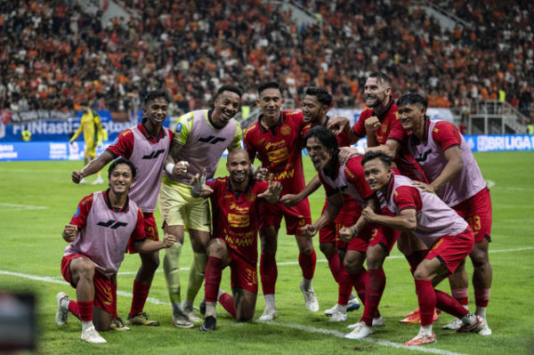 Pesepak bola Persija Jakarta Gustavo Almeida (tengah bawah) berselebrasi bersama rekan setimnya usai mencetak gol ke gawang PSS Sleman dalam pertandingan Liga 1 di Jakarta International Stadium (JIS), Jakarta, Sabtu (21/12/2024). Foto: ANTARA FOTO/Aprillio Akbar