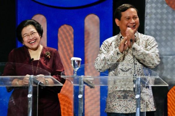 Prabowo Subianto bersama Megawati Soekarnoputri pada acara debat Pemilu 2009. Foto: Instagram/@prabowo